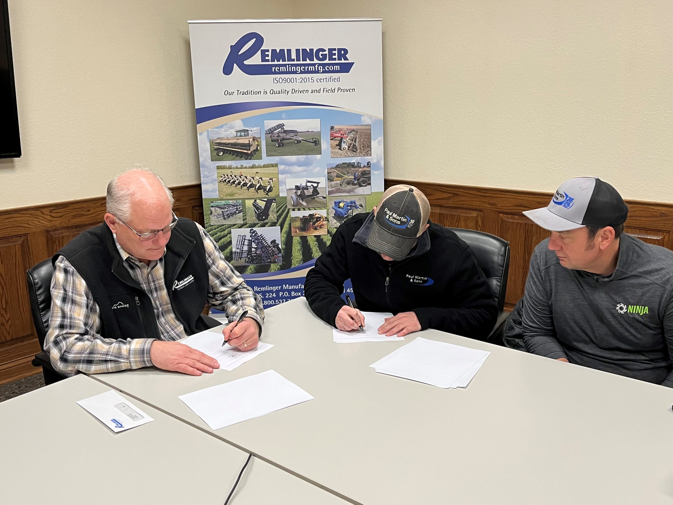 Crimper Signing3 Crimper Signing3